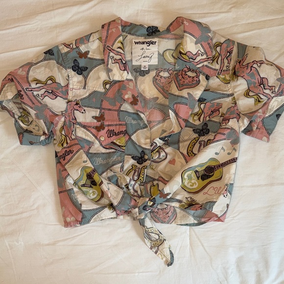 Wrangler x Lainey Wilson Fringe Vest & Western Front-Tie Blouse Set - Picture 7 of 15